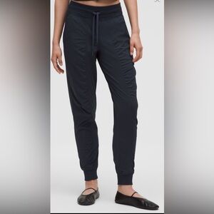Lululemon Dance Studio Joggers
Size 2
Black 
Excellent Condition
Reg. price $118